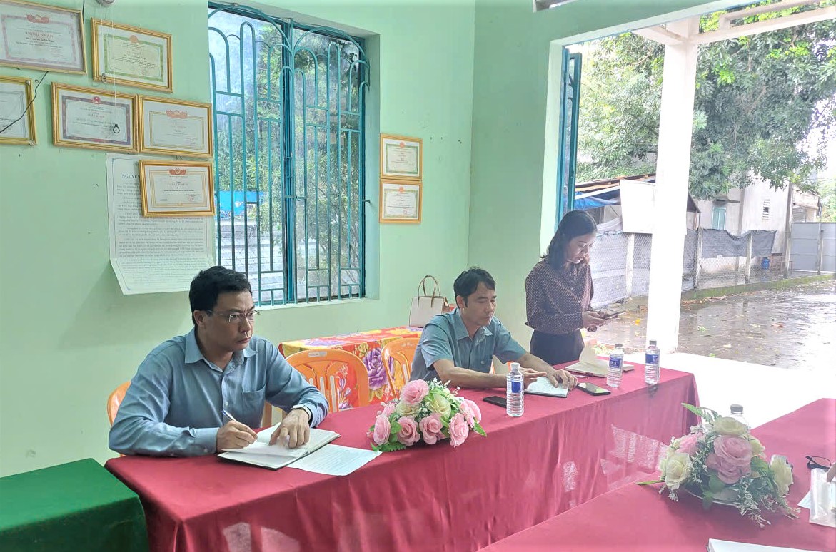 Đồng chí Nguyễn Viết Đợi - Ủy viên Ban Thường vụ Đảng ủy, PCT UBND xã thăm, nắm tình hình Nhân dân tại thôn Tân Lập.