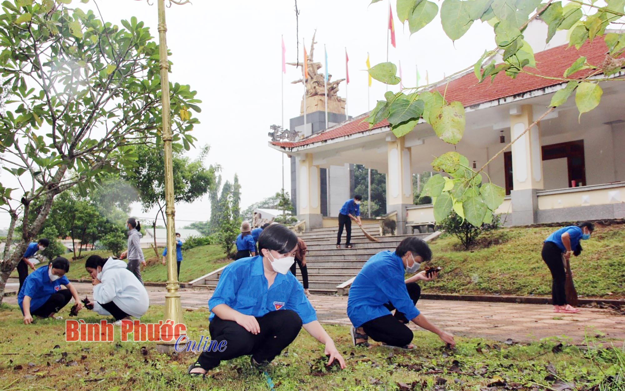Đoàn viên thanh niên xã Tân Khai dọn vệ sinh, chăm sóc, chỉnh trang khuôn viên Di tích Địa điểm chiến thắng Chốt chặn Tàu Ô. Nguồn ảnh: Báo Bình Phước.