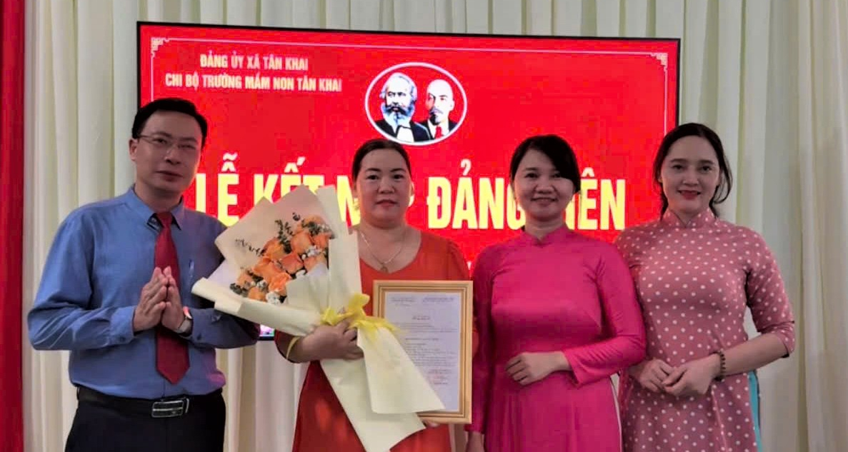 TRƯỜNG MẦM NON TÂN KHAI KẾT NẠP 02 QUẦN CHÚNG VÀO ĐẢNG CỘNG SẢN VIỆT NAM
