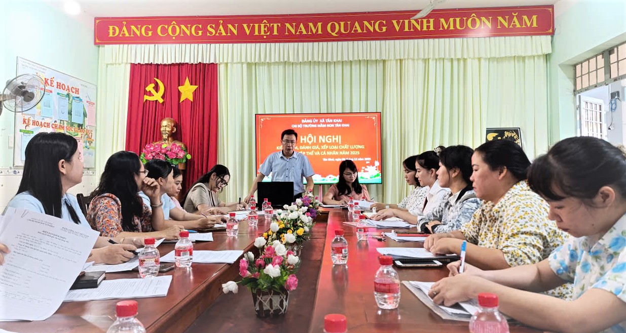 Đồng chí BTV Đảng ủy, PCT UBND xã Nguyễn Viết Đợi phát biểu chỉ đạo tại hội nghị kiểm điểm.