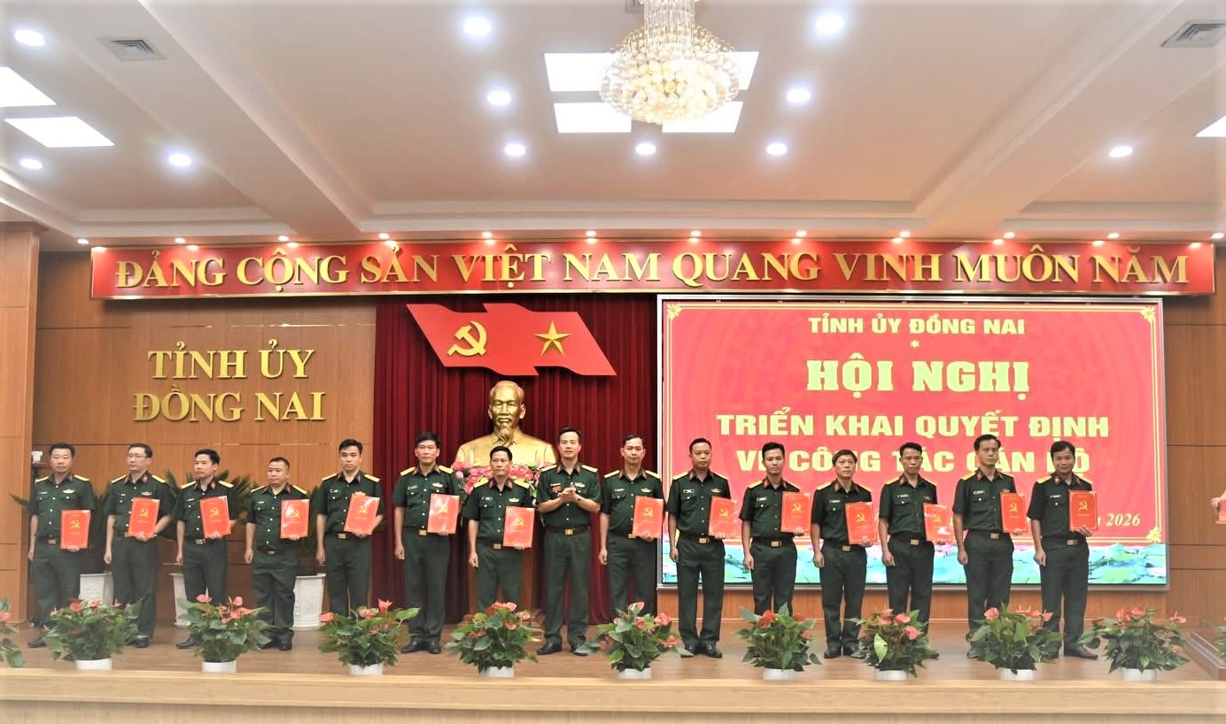 Thiếu tá Cao Minh Thanh – Phó tham mưu Trưởng Ban chỉ huy phòng thủ Khu vực 04 – Bình Long được bổ nhiệm Chỉ huy Trưởng ban chỉ huy quân sự cấp xã Tân Khai (Người ngoài cùng bên phải ảnh)..