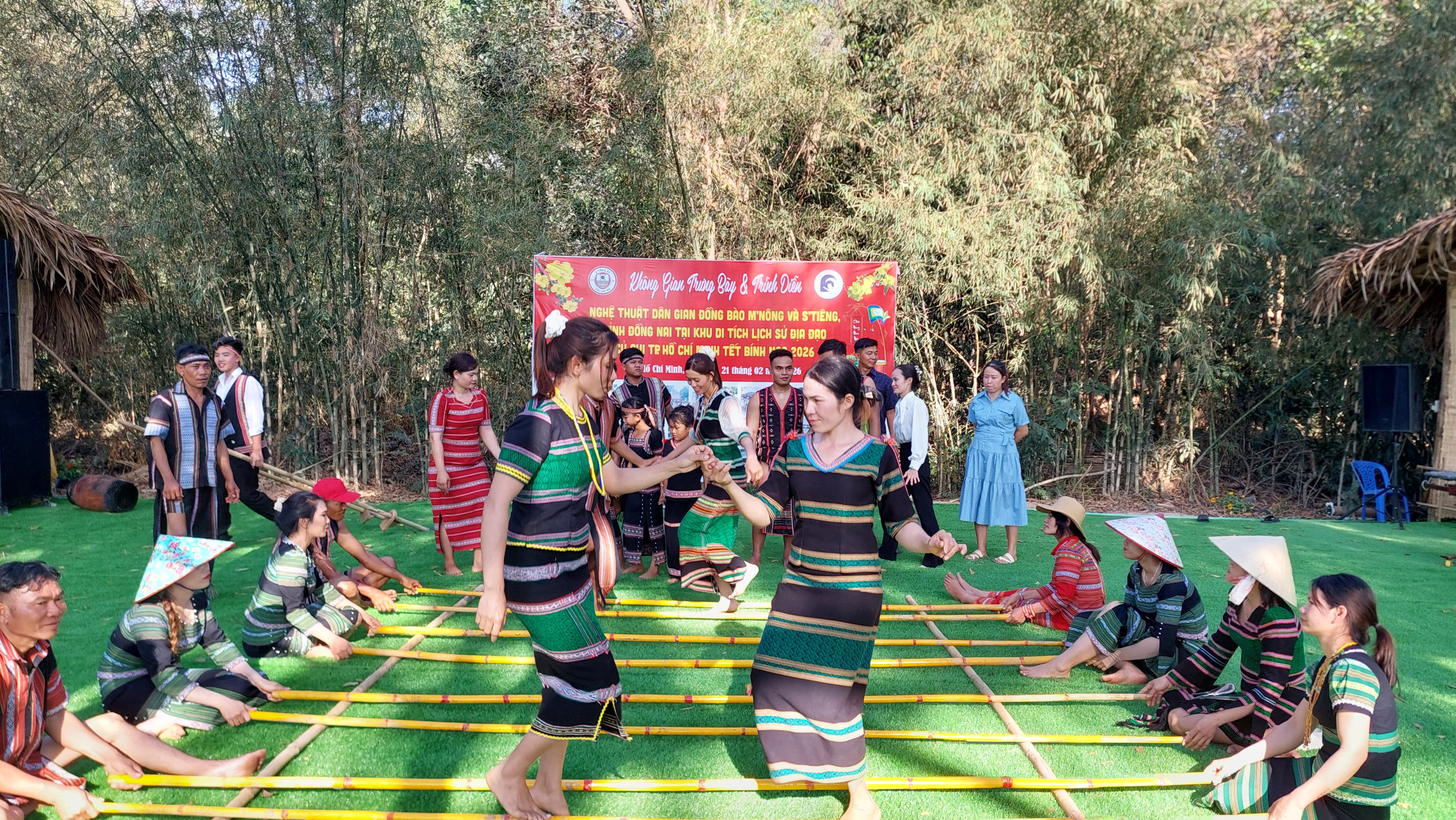 Bà con người S'tiêng giao lưu nhảy sạp với du khách đến Khu Di tích Lịch sử Địa đạo Củ Chi.