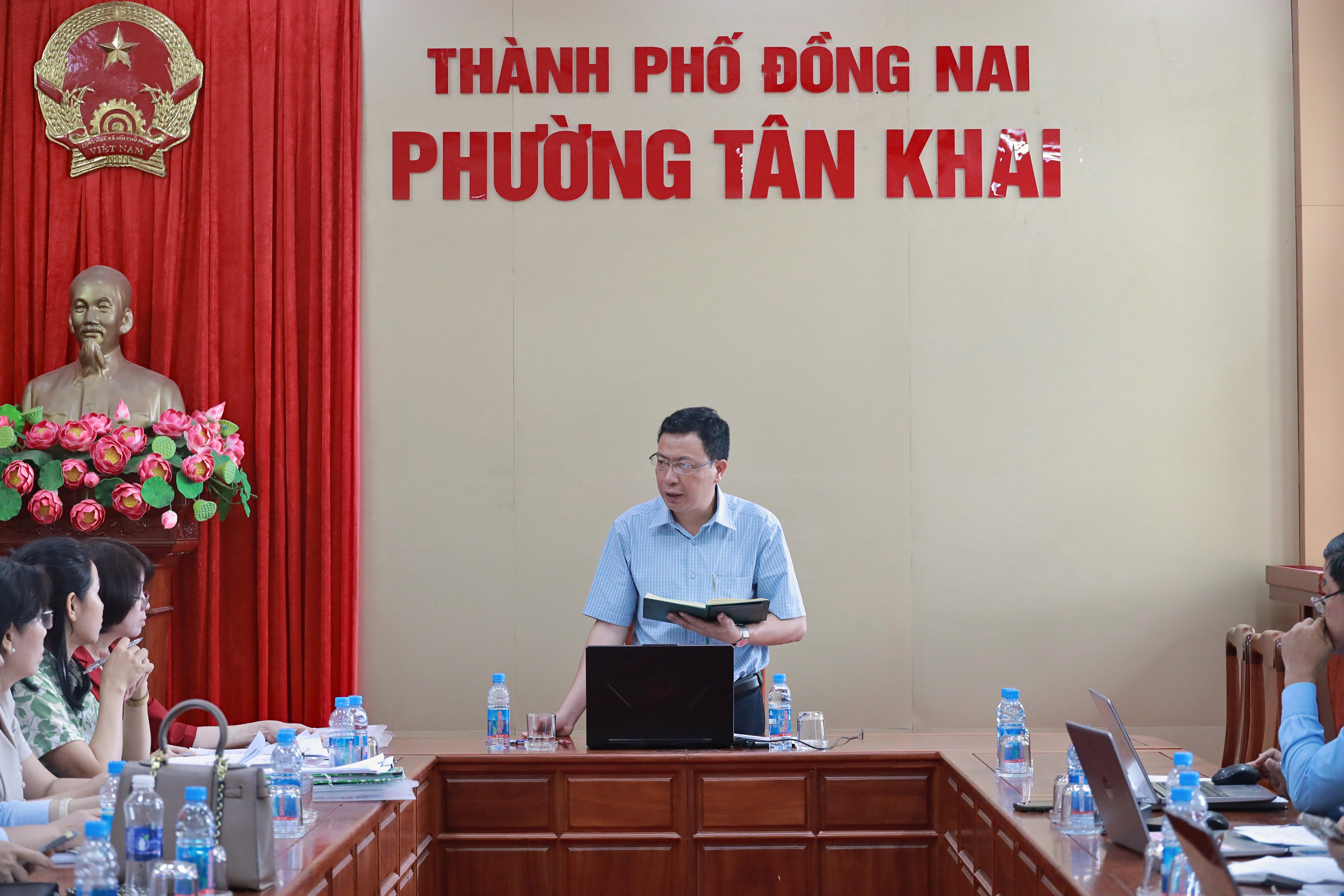Phó Chủ tịch UBND phường Nguyễn Viết Đợi phát biểu kết luận buổi làm việc.